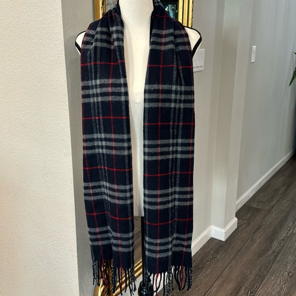 Authentic Burberry lambswool scarf - Picture 1 of 6